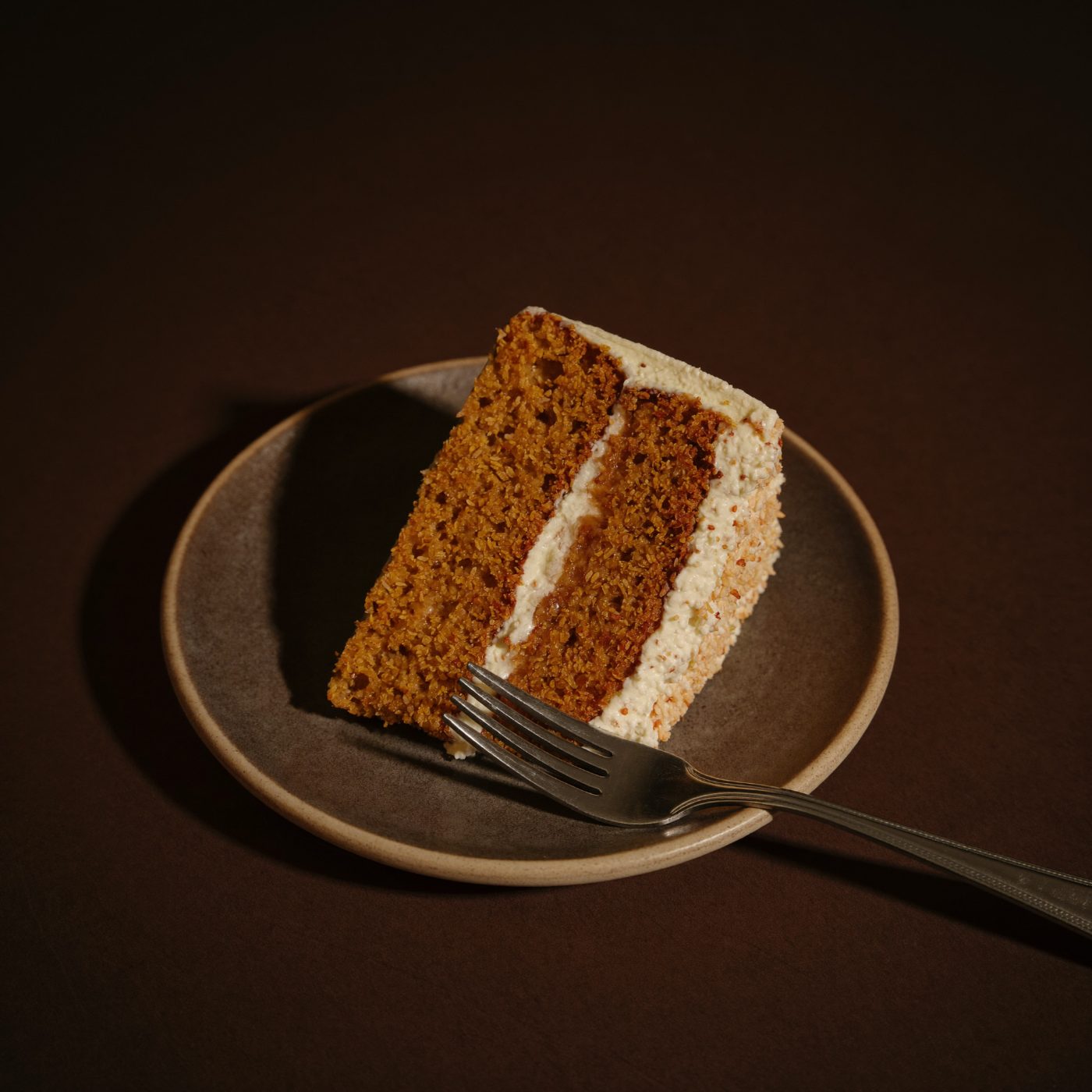 Ein Stück hausgemachter Rüblikuchen mit Gabel