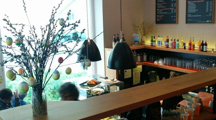 Die Theke im Black Bean mit frischem Gebäck und Getränken